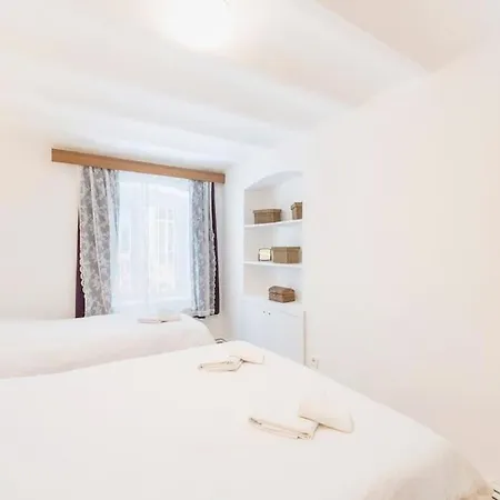 Beautiful 2br House W/ac 400meters Taksim Square Appartamento